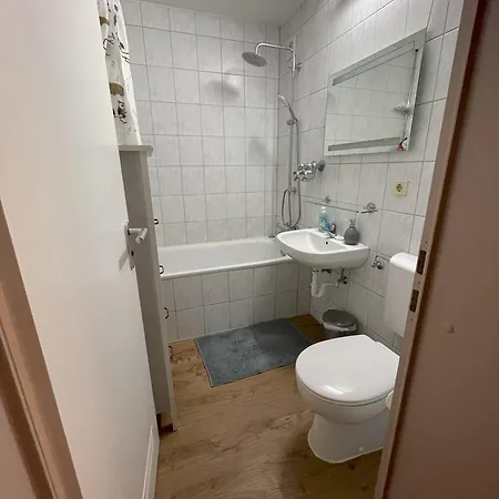 A Private In A Shared Privat bolig Weiterstadt